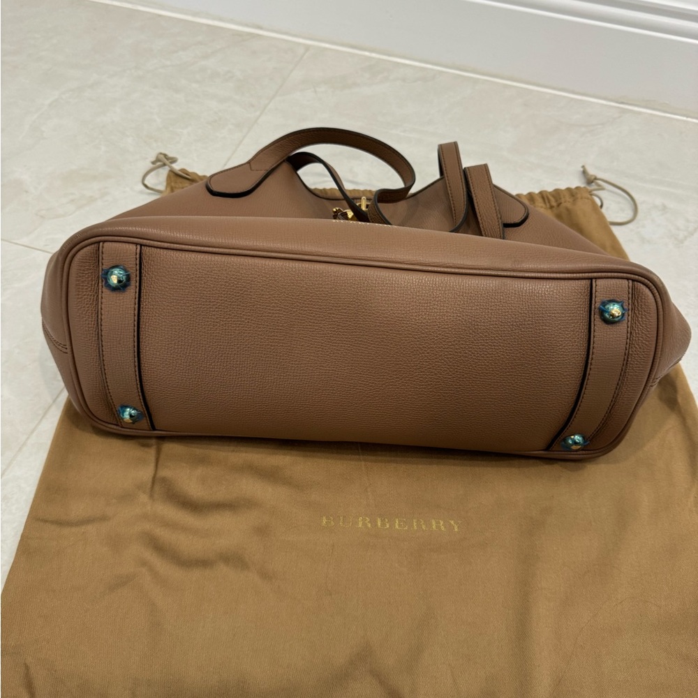 Burberry DERBY LEATHER MEDIUM HONEYBROOK TOTE - Picture 9 of 16